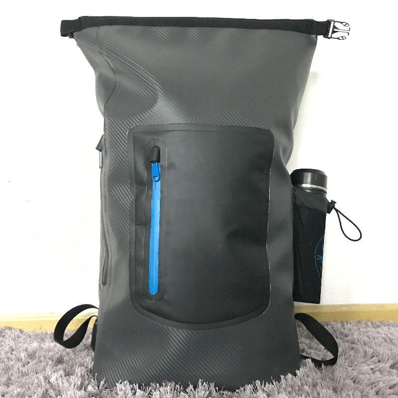 30升由耐用纹理PVC篷布制成的干式背包，带有泡沫皮带和衬垫
