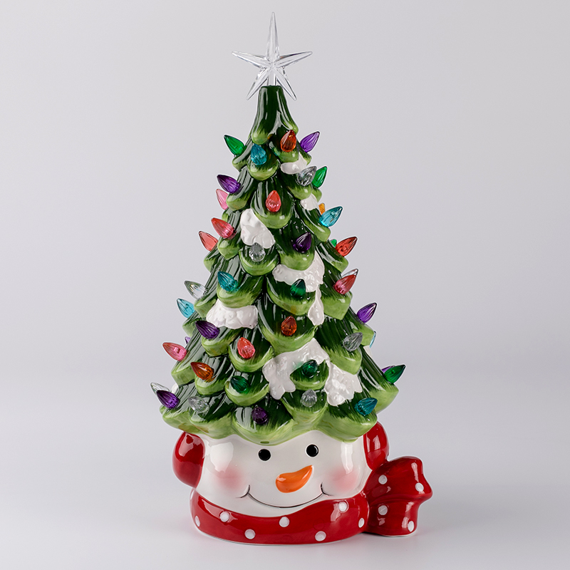 被点燃的陶瓷装饰圣诞节字符雪人圣诞老人和圣诞树