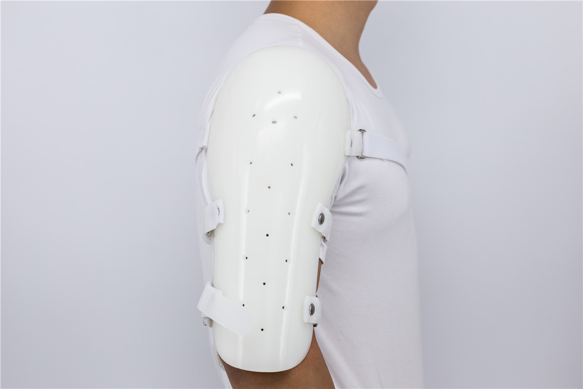 可调节肱骨轴断裂夹板和躯干胶带用于上臂和肩部